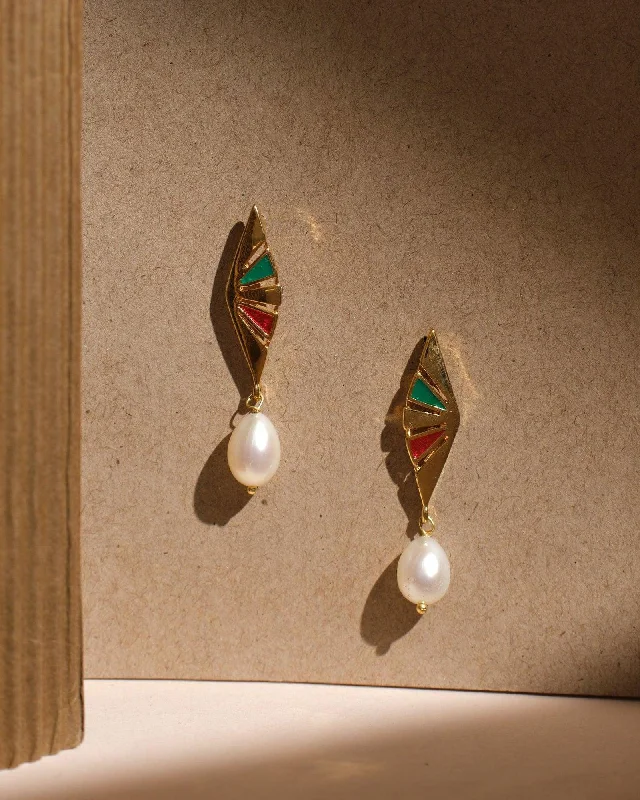 Ladies custom earrings-Rhombic Delight Pearl Earring