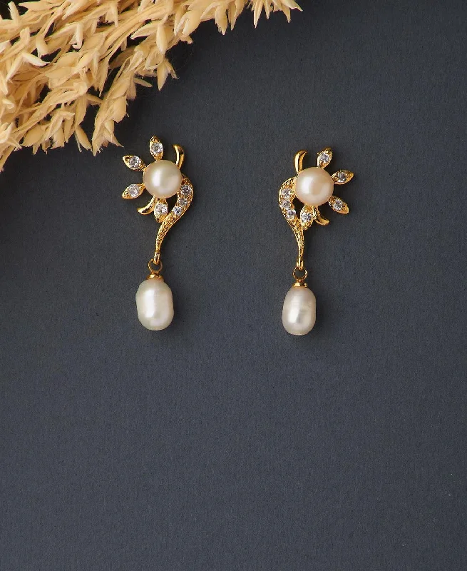 Ladies pearl earrings-Pretty Real Pearl Hanging Earring