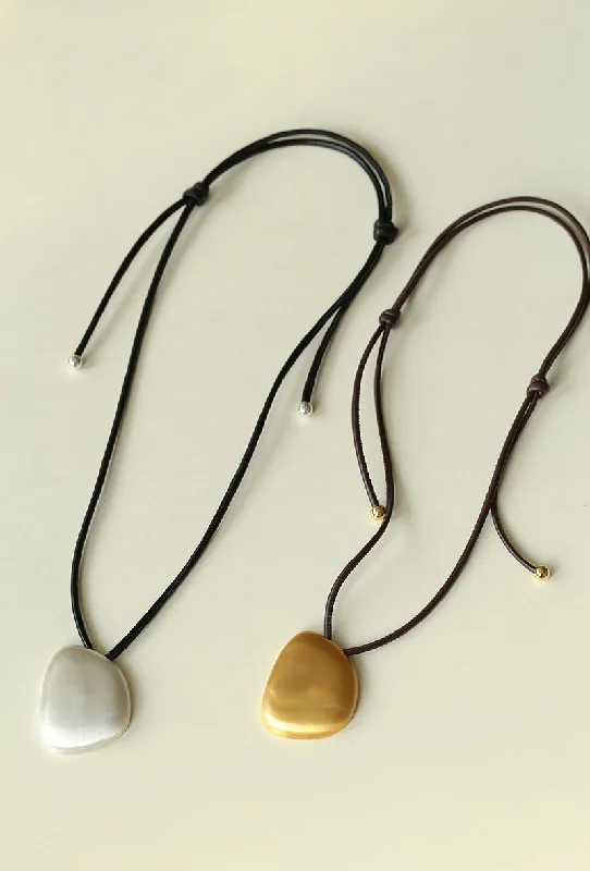 Ladies gemstone statement necklace-Minimalist Geometric Brushed Pendant Necklace