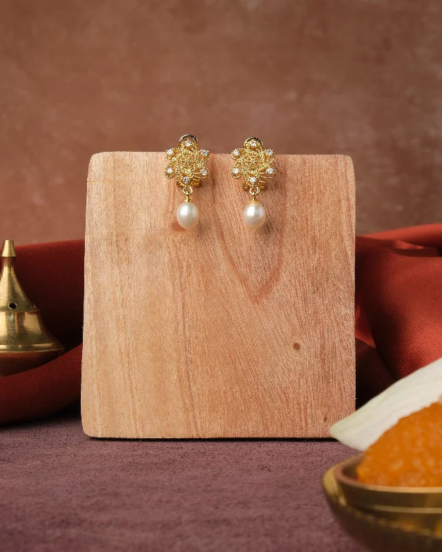 Ladies gold stud earrings-Trendy Pearl Earring