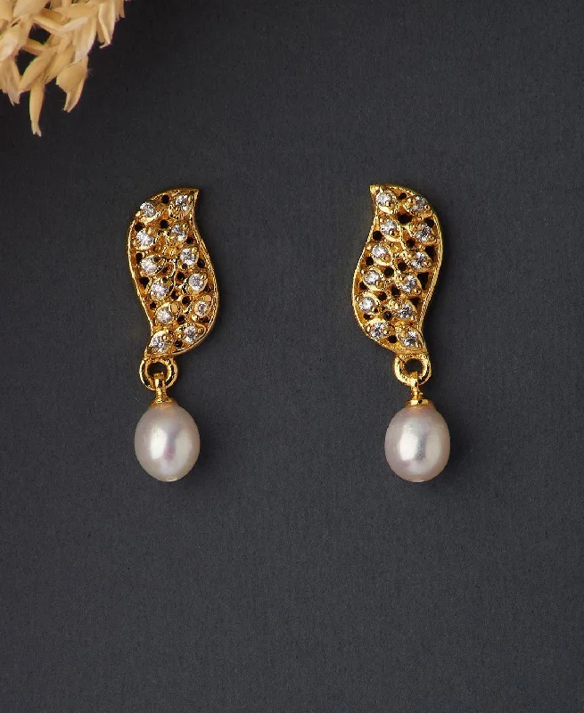 Ladies crystal earrings-Trendy Hanging Pearl Earring