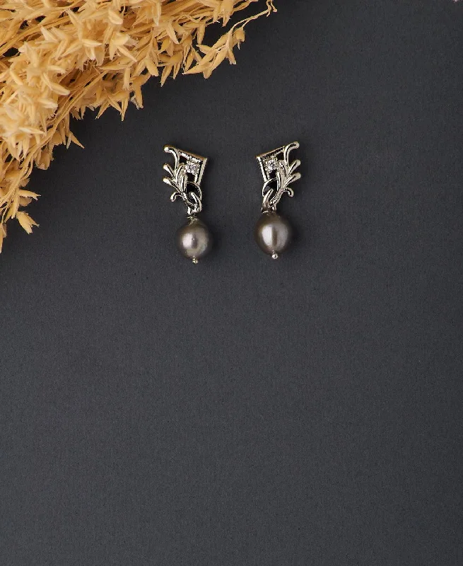 Ladies gold dangle earrings-Trendy Pearl Hang Earring